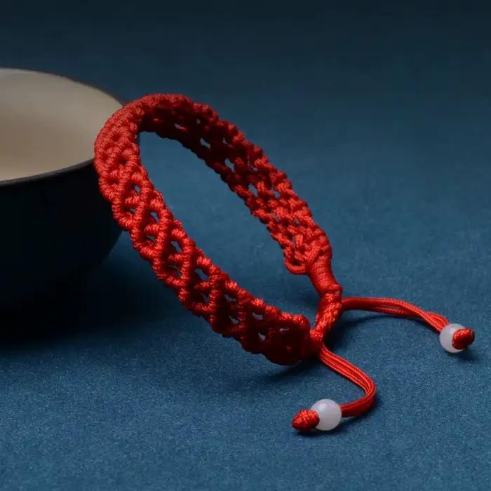 Bracelet tressé à la main en fil rouge porte-bonheur