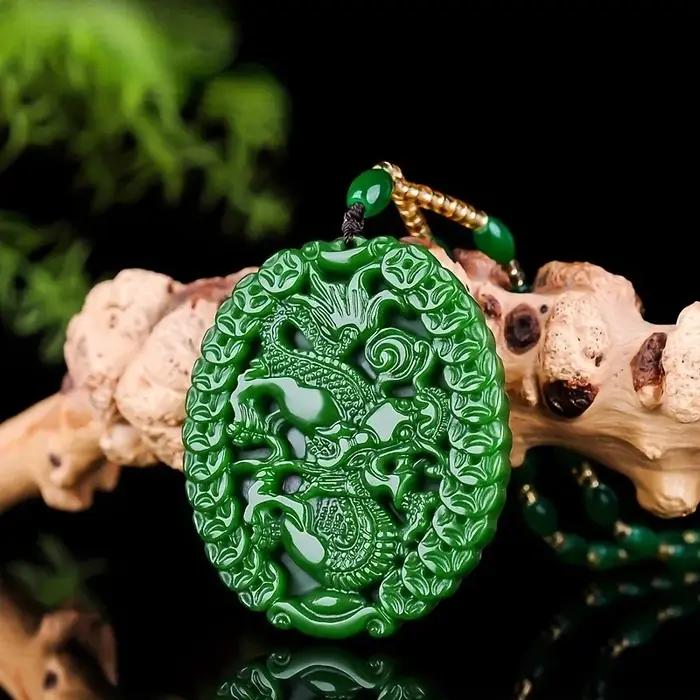 Le nouveau collier pendentif vert est simple et polyvalent