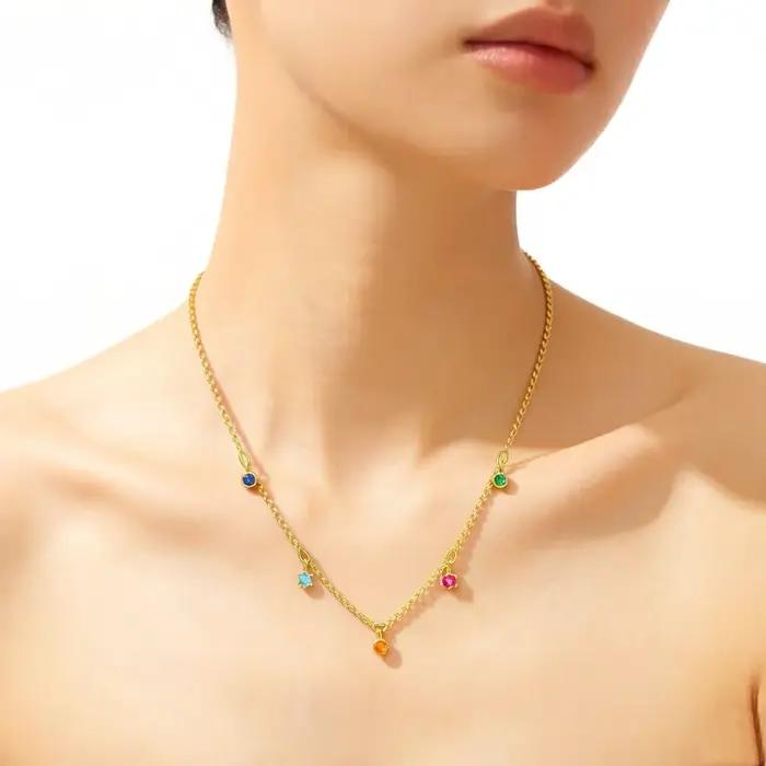 Collier en pierres colorées dorées avec chaîne de maillons en argent sterling 925 pour femmes occasions spéciales bohème elegant zirconium Blanc