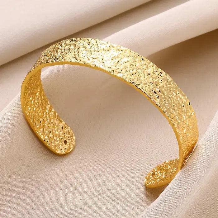 Bracelets d'ouverture à motif de bosse classique exquis pour femmes manchette couleur or acier inoxydable ornement à main cadeau occasions spéciales