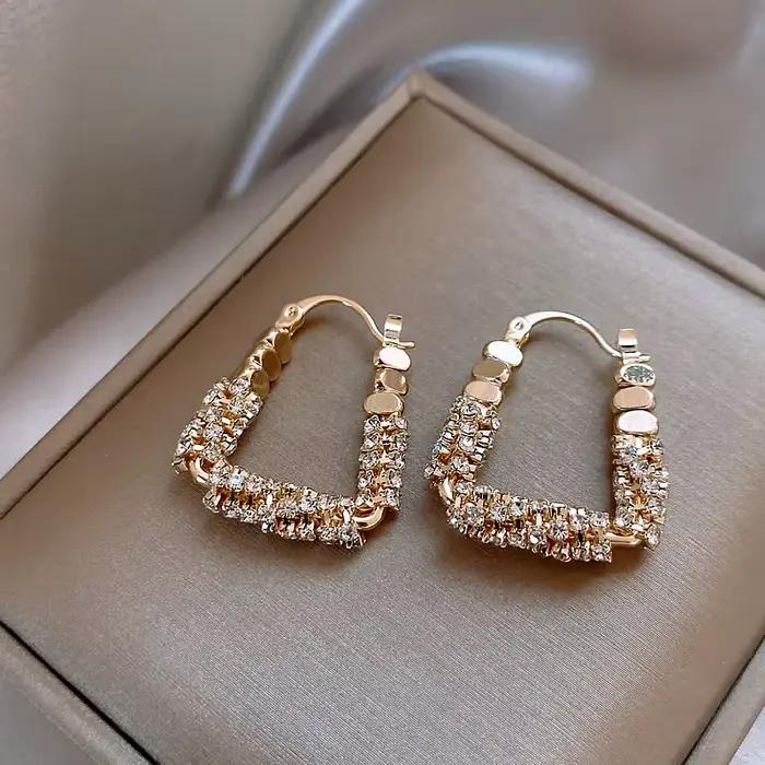 Conception du nouvel an: Micro ensemble géométrique irrégulier boucles d'oreilles en métal Zircon accessoires d'oreille de luxe pour les femmes en 2025 bijoux de mode