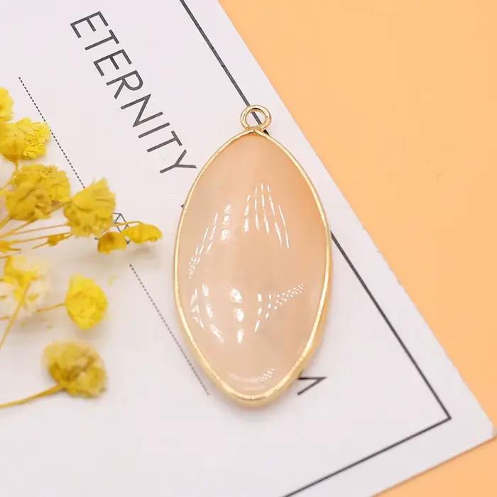 Pendentif en pierre naturelle de forme ovale