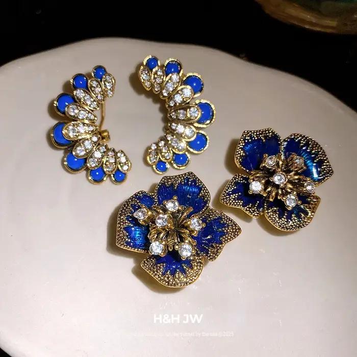 Boucles d'oreilles clous vintage à fleurs et cristaux
