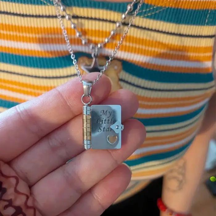 Collier avec pendentif en forme de cœur gravé avec des informations sur la petite-fille espagnole