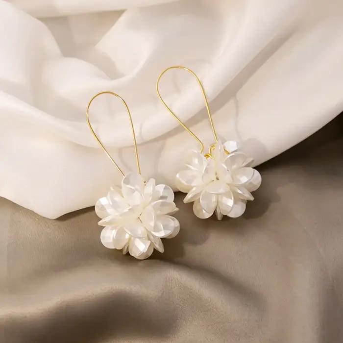 Tempérament blanc perle pétale boule goutte boucles d'oreilles pour les femmes exquise mode corée boucle d'oreille bijoux accessoires cadeau