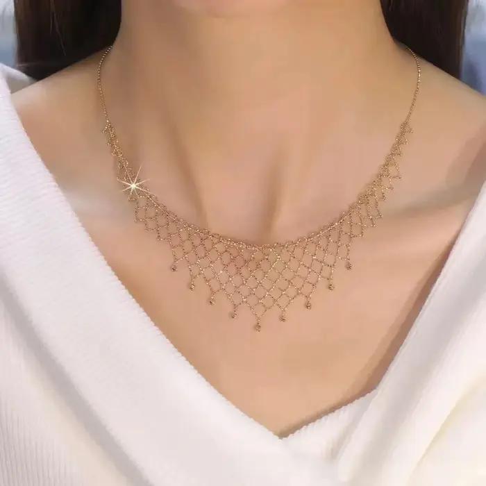 Collier en dentelle tissée de Style Court français
