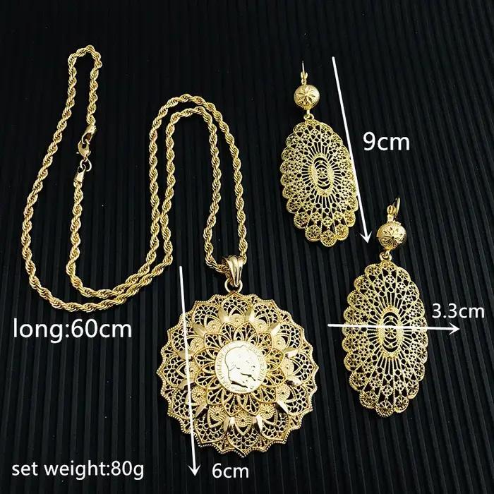 Ensemble collier et boucles d'oreilles à fleurs creuses