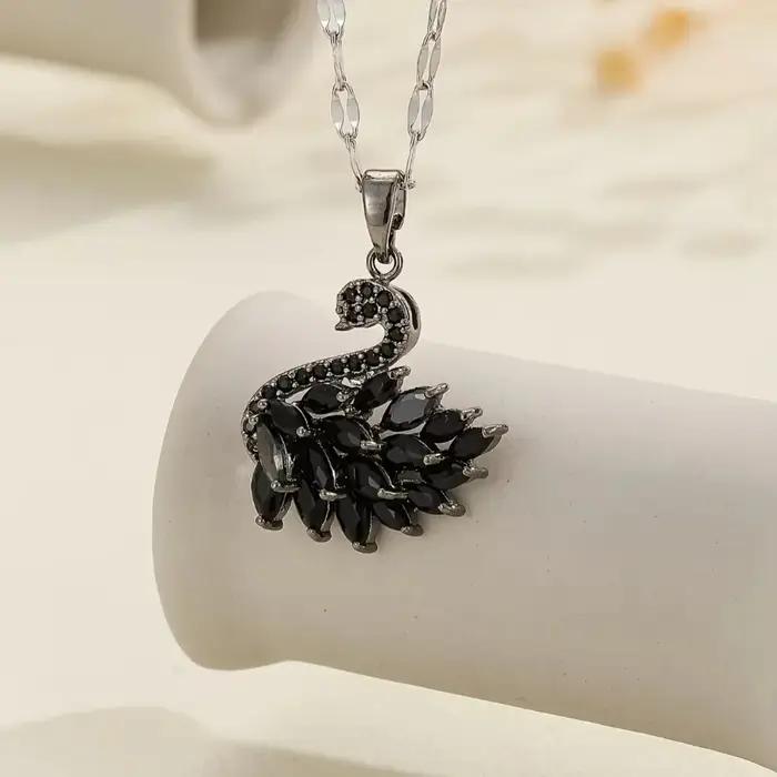 Collier en forme de cygne en acier inoxydable et zircon pour femmes romantique et élégant à offrir pour occasions spéciales