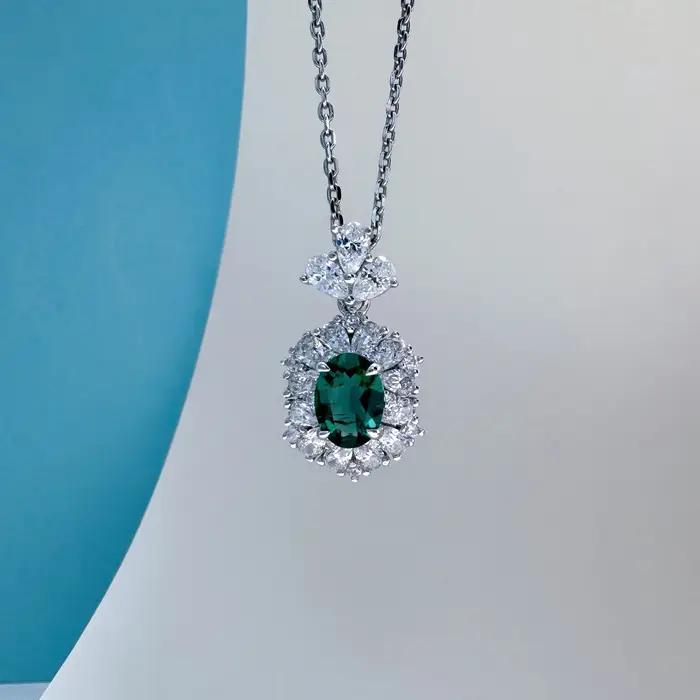 Collier pendentif en émeraude ovale de 1