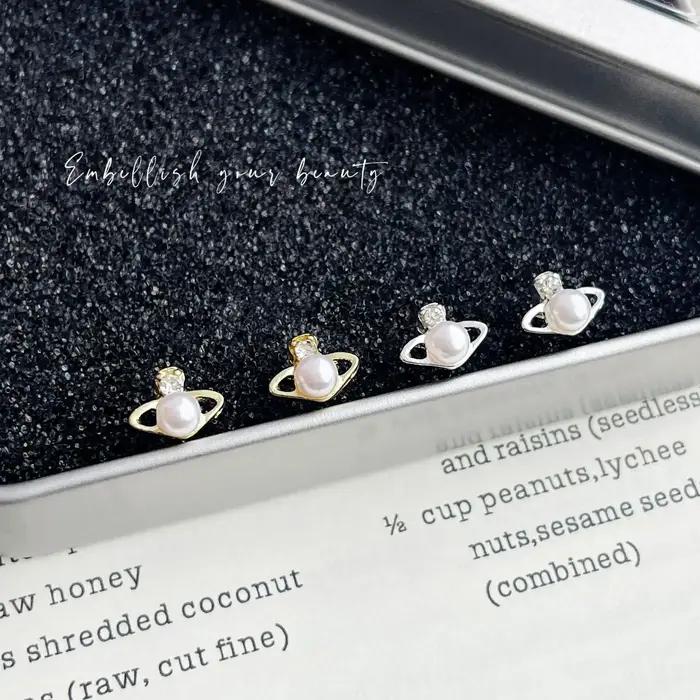 Mini Boucles d'oreilles clous Saturne en perles pour femme