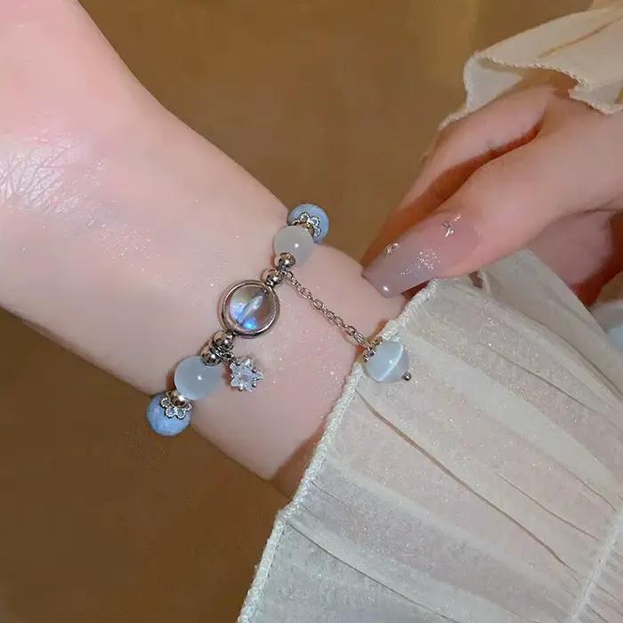 Bracelet en pierre opale bleu-violet avec étoile de la lune pour femmes romantique et élégant à offrir pour les occasions spéciales