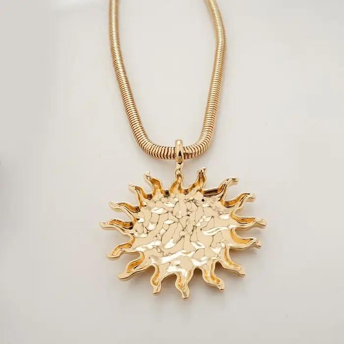 Collier pendentif soleil pour femmes