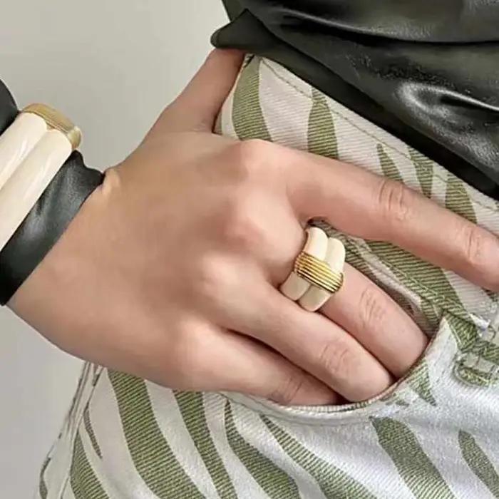 Bague large rétro en or noir et blanc pour femmes