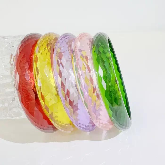 Bracelet en résine colorée transparente avec découpes géométriques pour femmes, styles modernes et élégants pour les occasions estivales