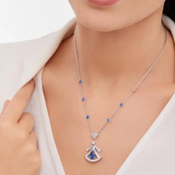 Collier de luxe bleu clair incrusté de diamants
