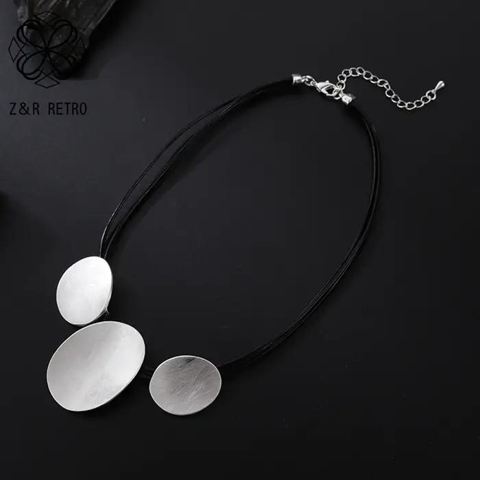 Collier en cuir avec pendentif en plaqué argent style vendange pour femmes occasions spéciales elegance moderne