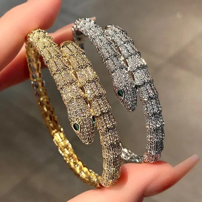 Bracelet serpent ouvert incrusté de Zircons scintillants
