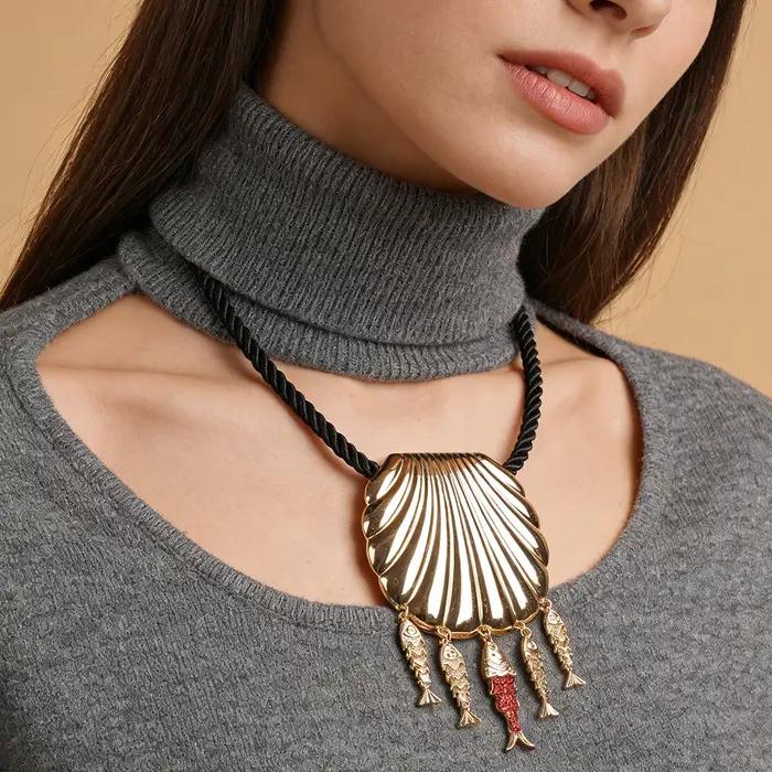 Collier en cordon noir avec breloque coquille et poisson