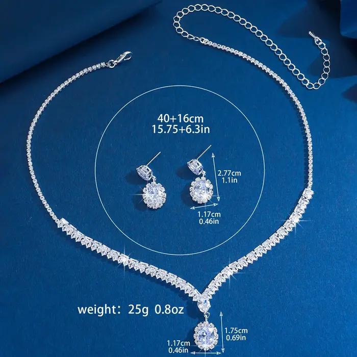 Ensemble collier et boucles d'oreilles en zircon - un bijou simple mais luxueux