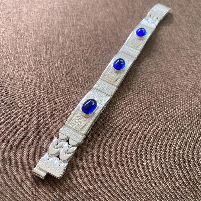 Bracelet en cuivre blanc avec pierre bleue et motif totem en relief
