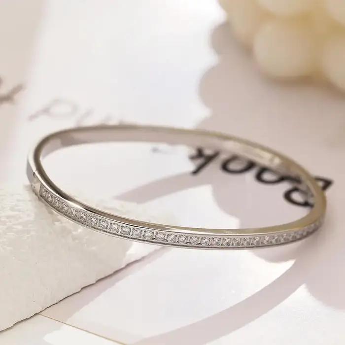 Bracelet jonc délicat incrusté de zircone cubique