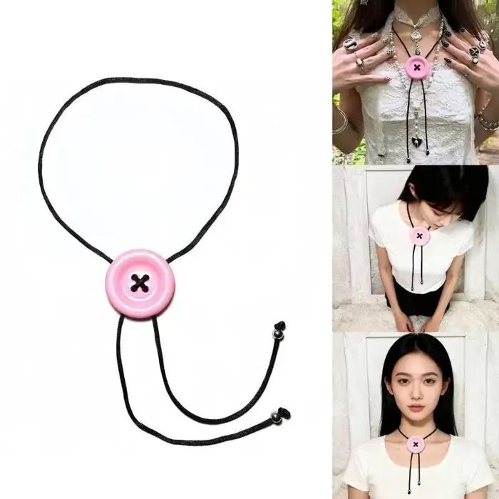 Collier contemporain en cordon cire orné boutons