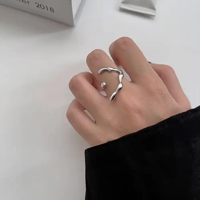Bague ajustable torsadée à texture irrégulière couleur argent pour femme
