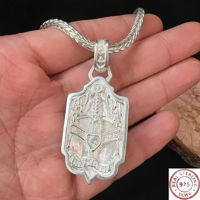 Collier avec pendentif lion en argent 925