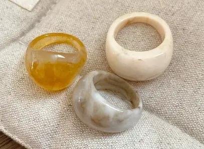 Ensemble de 3 bagues rondes en résine minimalistes et élégantes pour femmes, polyvalentes pour toutes les occasions, idéales pour compléter votre collection ou offrir comme cadeau