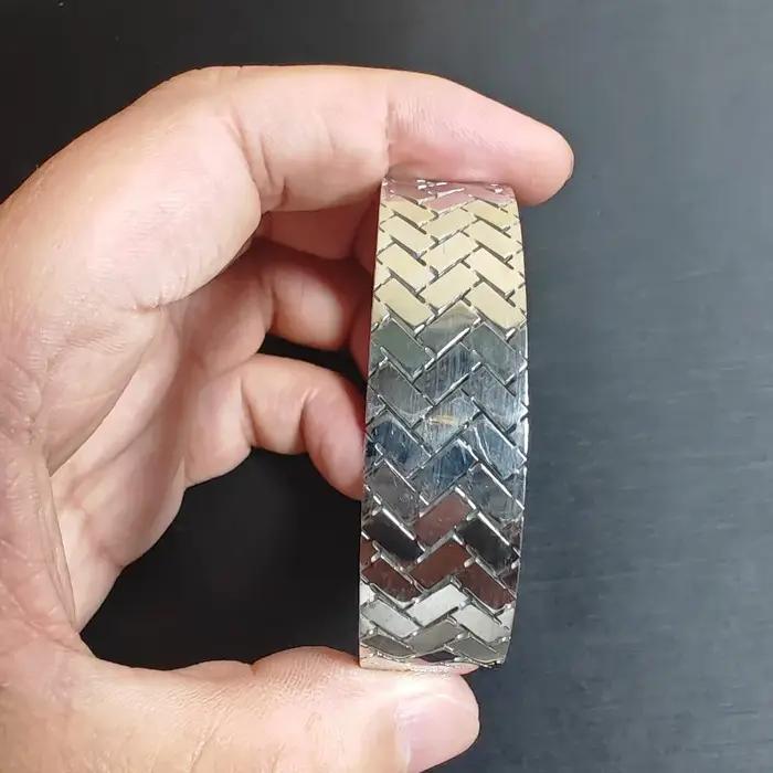 Bracelet manchette ouverte en métal tressé motif chevron