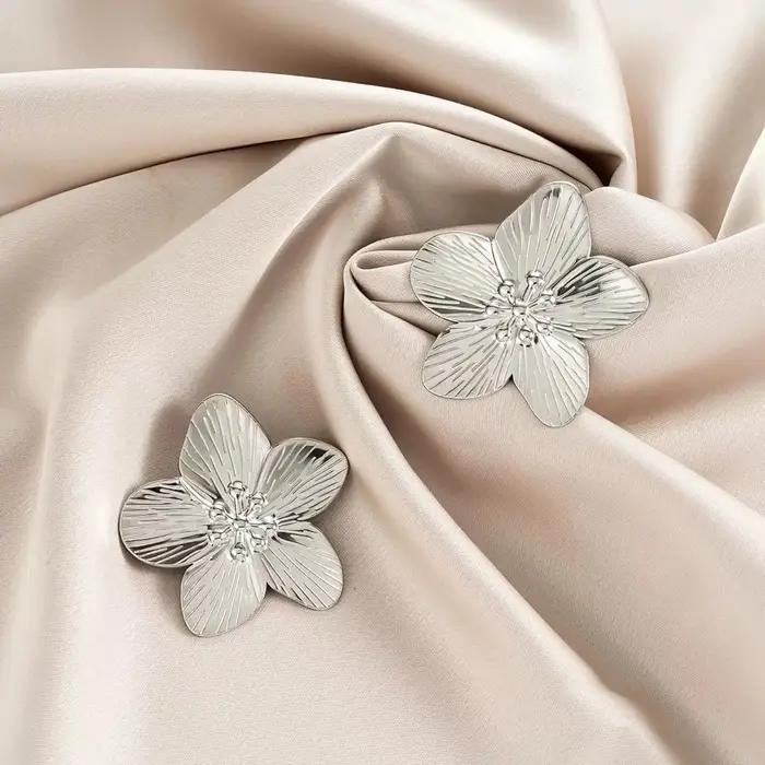 Boucles d'oreilles Fleur à Cinq Pétales Dorées Rétro Style Cour Française Personnalité Exagérée Texture Plissée Acier Inoxydable Paire Assortie