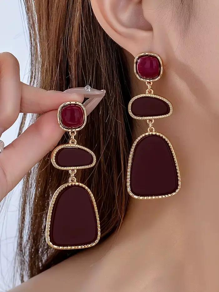 Une paire de boucles d'oreilles légères de luxe, sexy, tendance, à la mode, décontractées et polyvalentes pour femmes