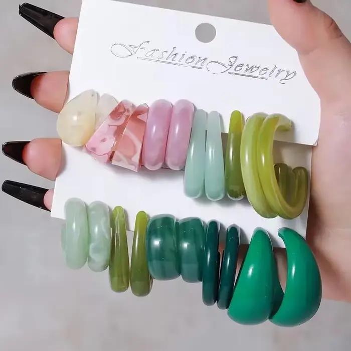 Ensemble de boucles d'oreilles pendantes en résine élégante