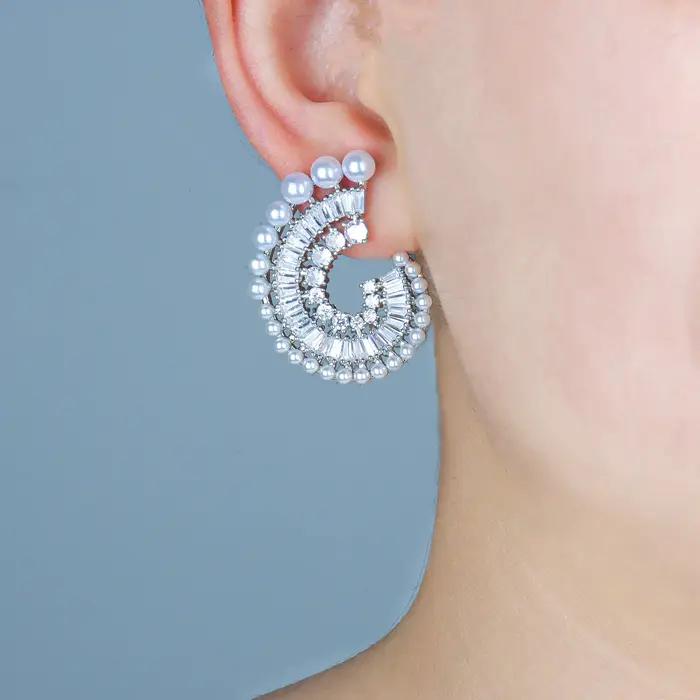 Boucles d'oreilles ondulées en perles exagérées ultra brillantes pour femmes occasions spéciales parties elegance raffinement