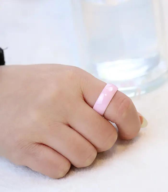 Bague en céramique rose/blanc/noir lisse pour femmes