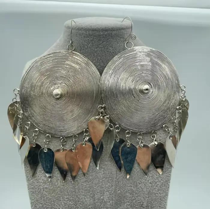 Miao – boucles d'oreilles individuelles en argent, faites à la main, dominateur exagéré, clous au la