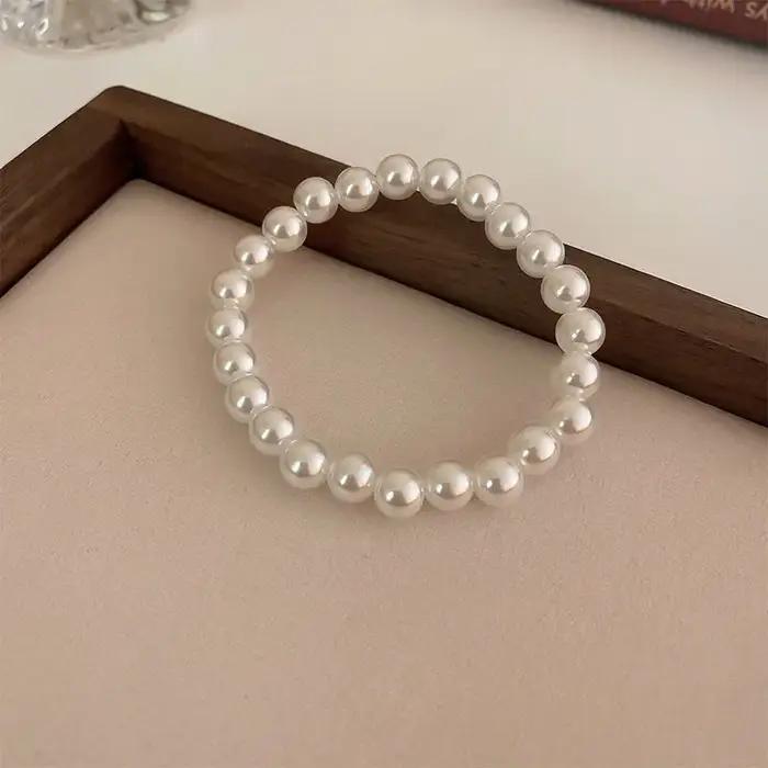 Bracelet élégant en faux perles blanches pour femmes bracelets à breloques ajustables pour mains occassions spéciales romantiques et quotidiennes