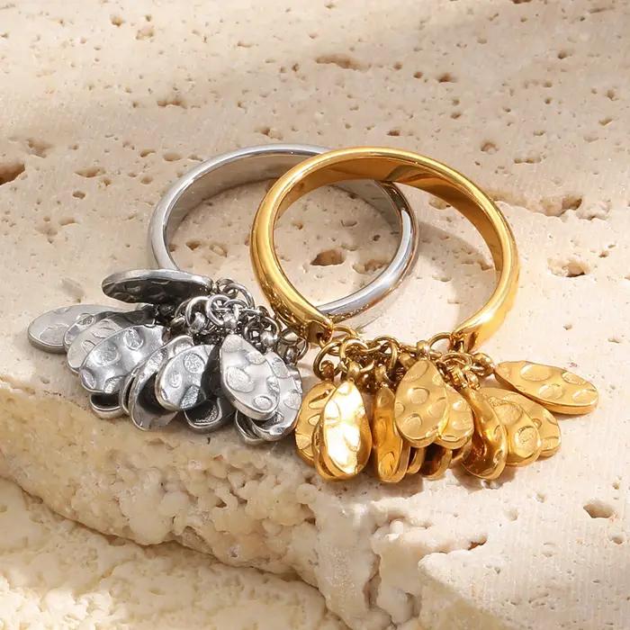 La. Bague pour femme en acier inoxydable avec pendentif en forme de flocon texturé Muses Punch