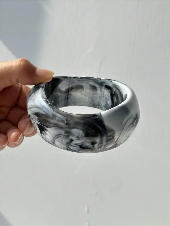 Bracelet en résine gris-noir transparent d'inspiration rétro