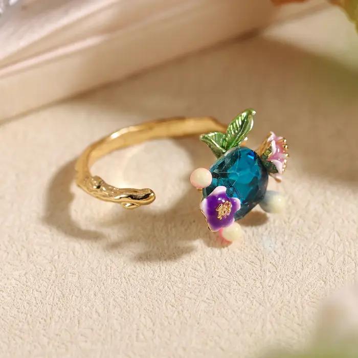 Bague ouverte ajustable chic avec pierre bleue et fleurs en émail colorées - Bijoux inspirés de la nature couleur or pour elle