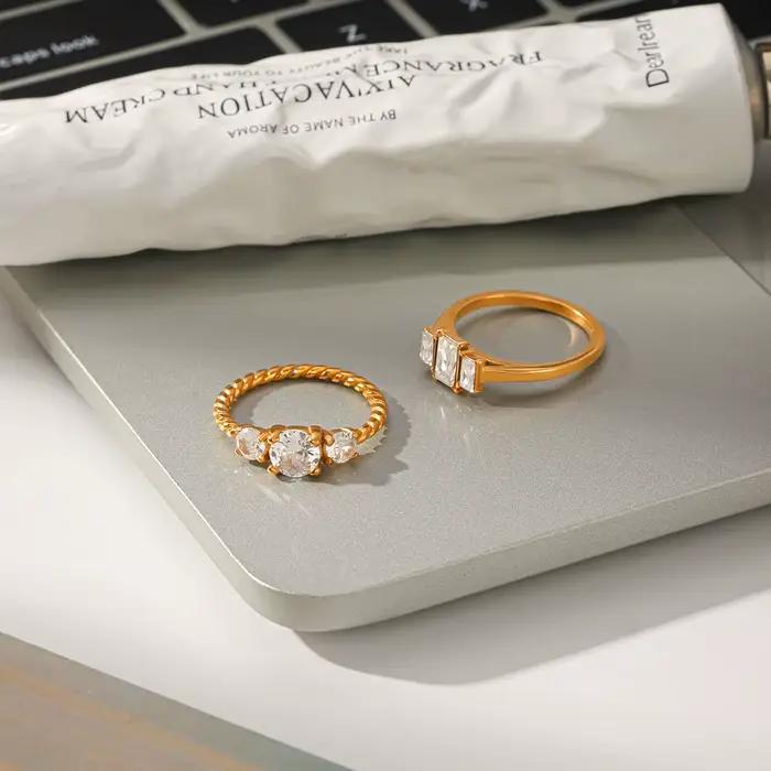 Bague Torsadée en Zircone Cubique Plaquée Or 18 Carats Délicate Minimaliste pour Occasions Spéciales Femme