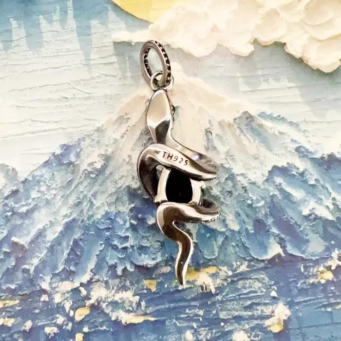 Pendentif Serpent Noir avec Pierre Noire
