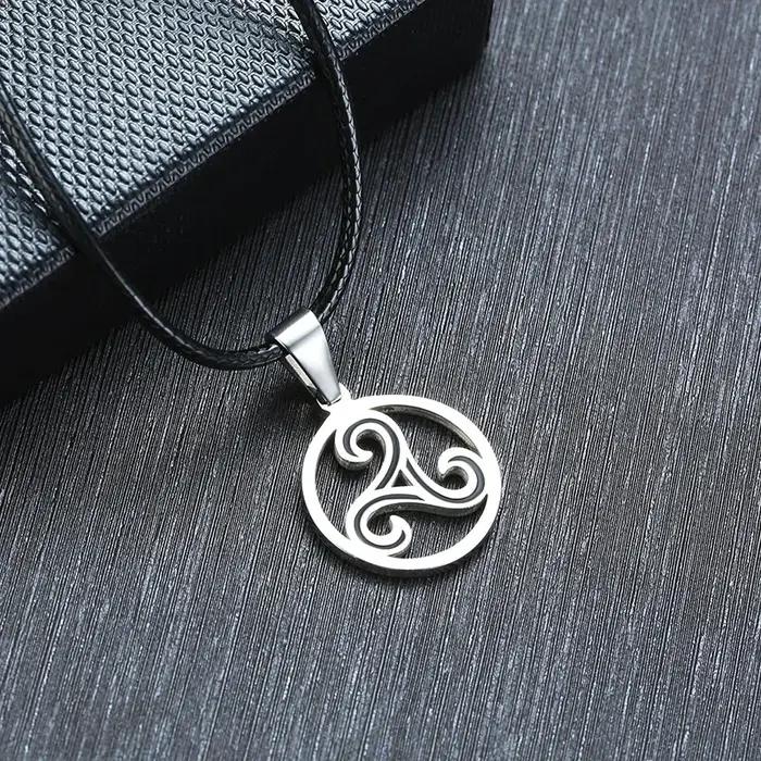 Triskelion Triple pendentif spirale Triskele collier en acier inoxydable Bbc Renaissance unisexe bijoux