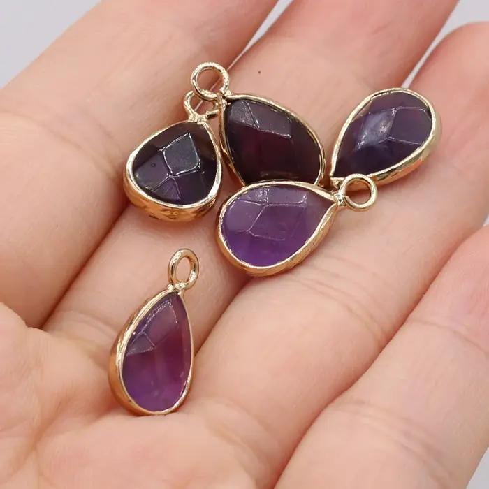 Charm en pierre naturelle semi-précieuse en forme de goutte d'eau avec bord doré pour colliers et bracelets élégants et personnalisables pour femmes occassions spéciales