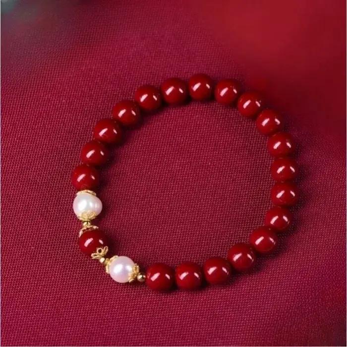 Le nouveau bracelet cinabre est simple et polyvalent, à la mode et nouveau.