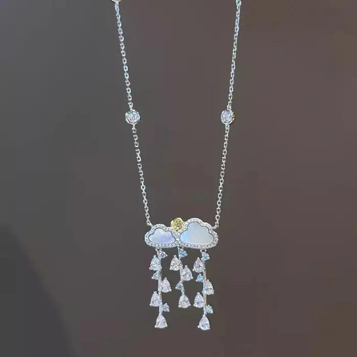 Collier de luxe de haute qualité avec pendentif exquis en forme de goutte de pluie de fritillaire blanche de style doux