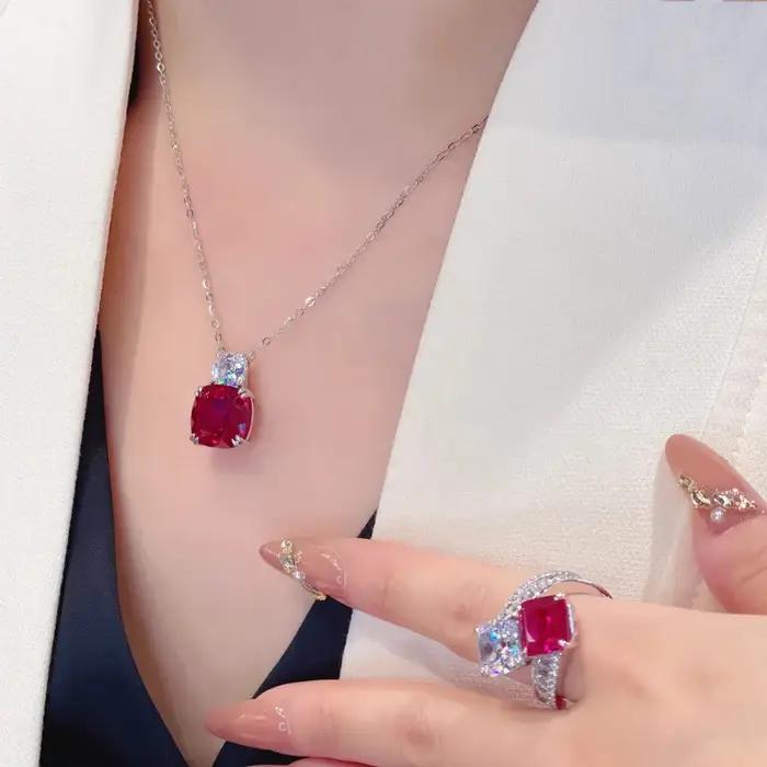 Collier pendentif luxueux en corindon rouge pour femme - Un ensemble de bijoux en rubis synthétiques cultivés pour une soirée élégante