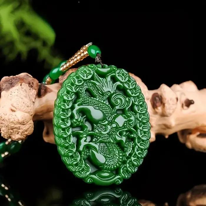 Le nouveau collier pendentif vert est simple et polyvalent