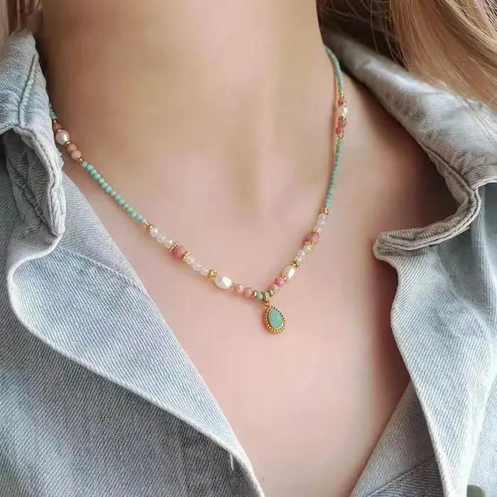 Collier en pierre naturelle avec pendentif goutte d'eau en alliage de cuivre doré pour femmes élégantes pour les soirées et occasions spéciales