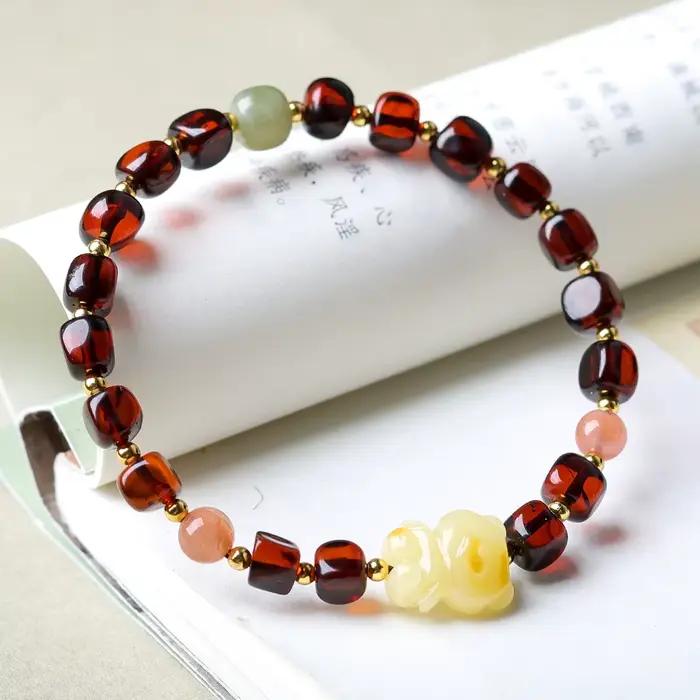 Bracelet de perles d'ambre sanguin carrées de forme libre avec ours en ambre de style chinois et cadeaux en jade Hetian